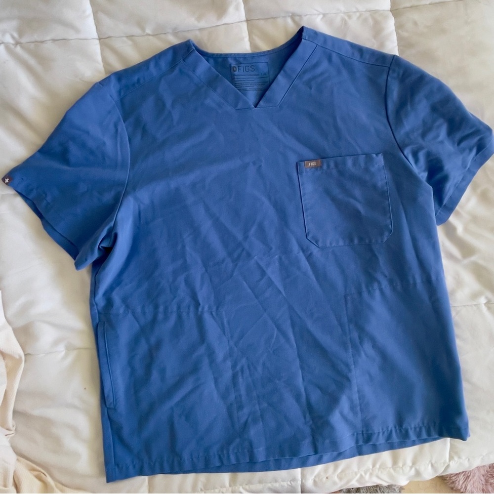 FIGS Men’s 3 Pocket Scrub V Neck Blue